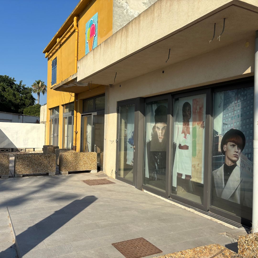 Local-commercial-grande-vitrine-a-louer-six-fours