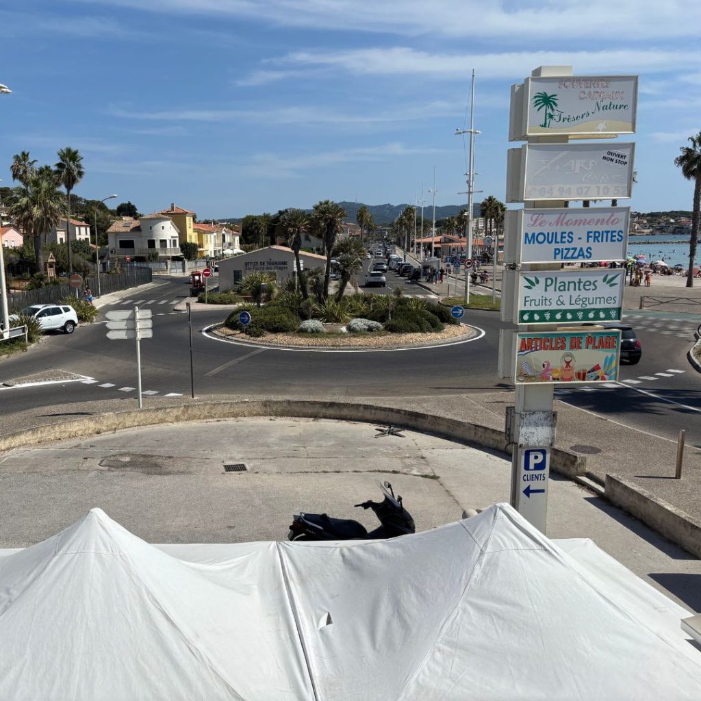 espace-commercial-parking-front-de-mer
