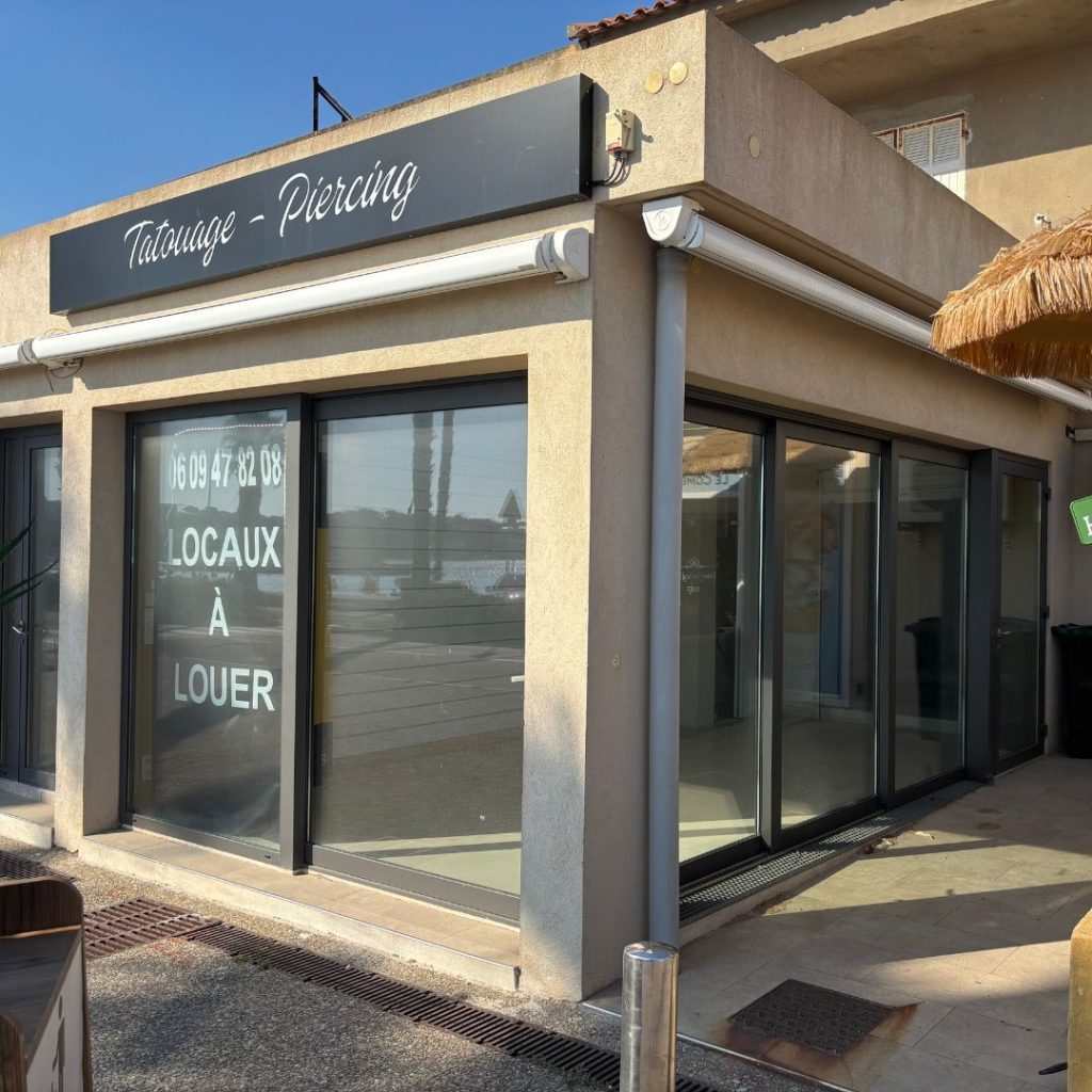 local-commercial-angle-double-vitrine-six-fours-les-plages
